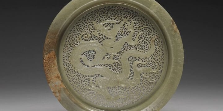 Piatto forato con motivo del dragone, in giada