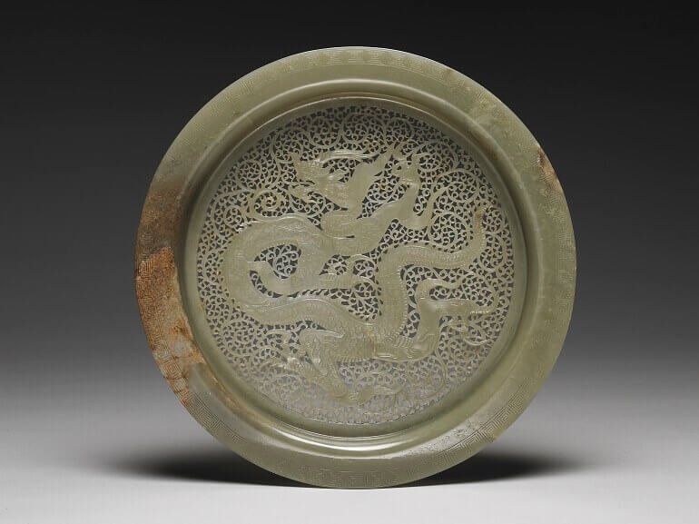 Piatto forato con motivo del dragone, in giada