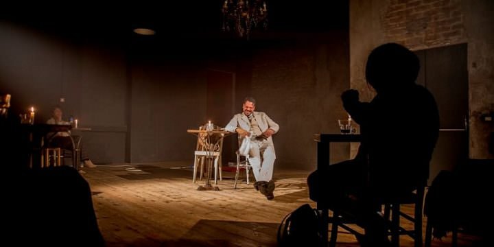 Mino Manni nello spettacolo "Il topo del sottosuolo"