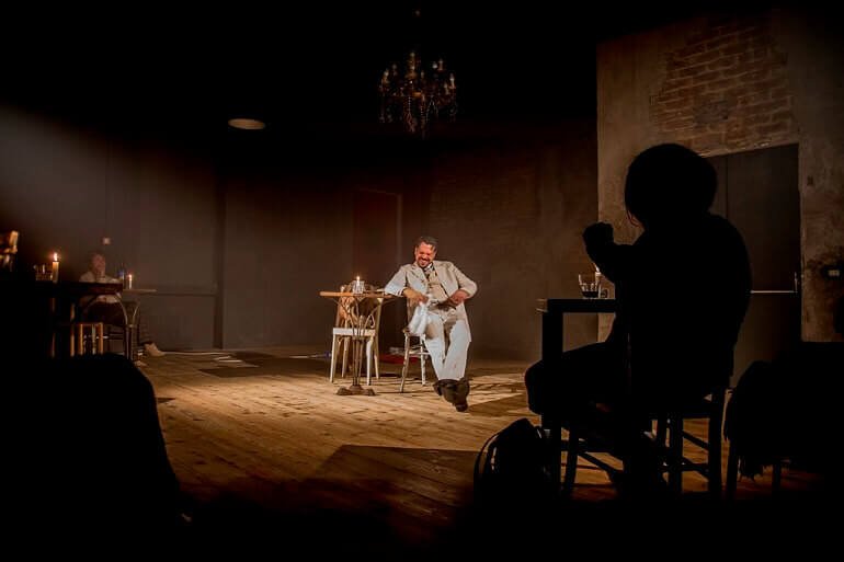 Mino Manni nello spettacolo "Il topo del sottosuolo"