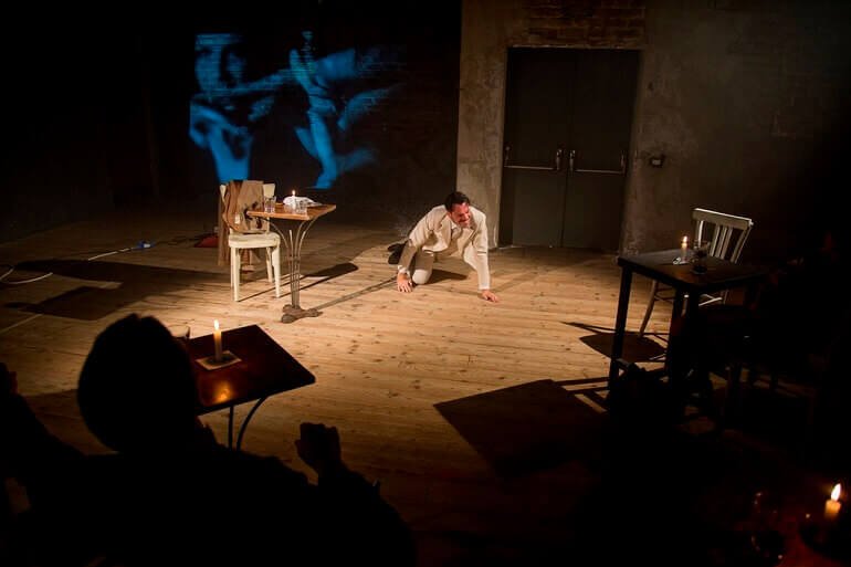 Mino Manni recita nello spettacolo "Il topo del sottosuolo", tratto da "Delitto e castigo" di Dostoevskij