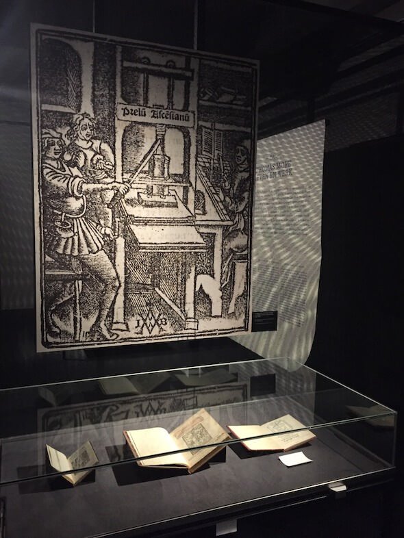 una sezione della mostra "Utopia & More" a Lovanio dedicata a Utopia di Tommaso Moro