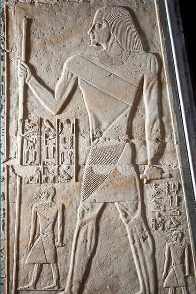 il dignitario Akhethetep raffigurato in un rilievo della sua mastaba conservata al Louvre