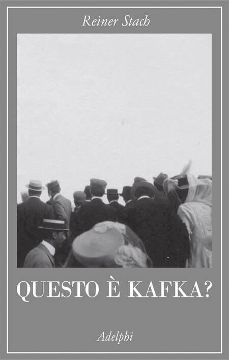 copertina del libro "Questo è Kafka?" di Reiner Stach, edito da Adelphi
