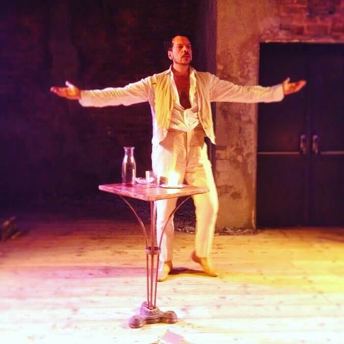 Mino Manni riceve gli applausi del pubblico alla fine dello spettacolo "Il topo del sottosuolo"