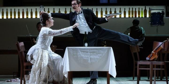 Anna Spina e Tobias Dutschke in "La ciudad de las mentiras"