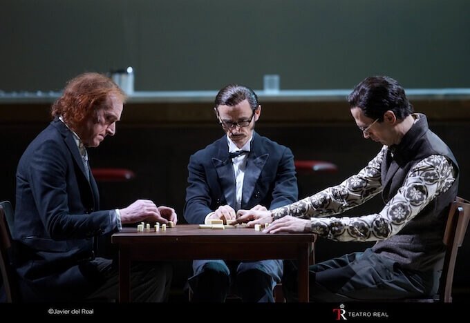 Graham Valentine, Tobias Dutschke e Matthias Jann in "La ciudad de las mentiras"