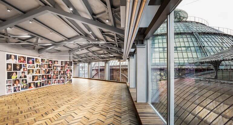 Una sala della mostra “Give Me Yesterday” all'Osservatorio della Fondazione Prada