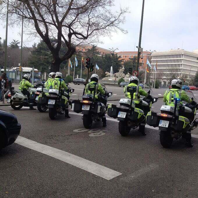 poliziotti in moto alla Plaza de Cibeles di Madrid