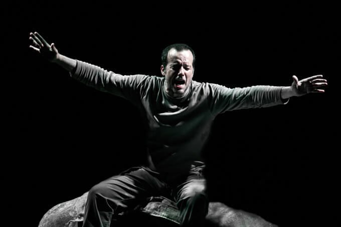 Mario Perrotta nello spettacolo "Milite ignoto" (foto di Luigi Burroni)