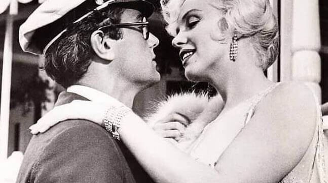 Marilyn Monroe e Tony Curtis in un'immagine promozionale del film "A qualcuno piace caldo" (1959)