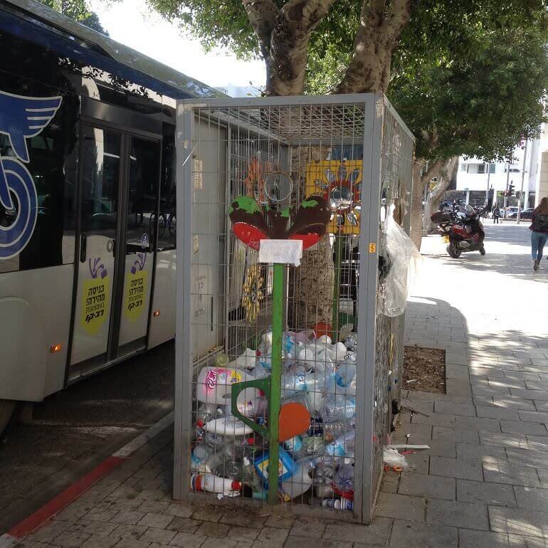un deposito di contenitori di plastica su un marciapiede di Tel Aviv