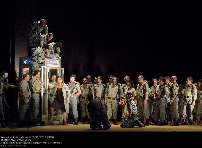 Una scena della "Carmen" di Bizet per la regia di Calixto Bieito