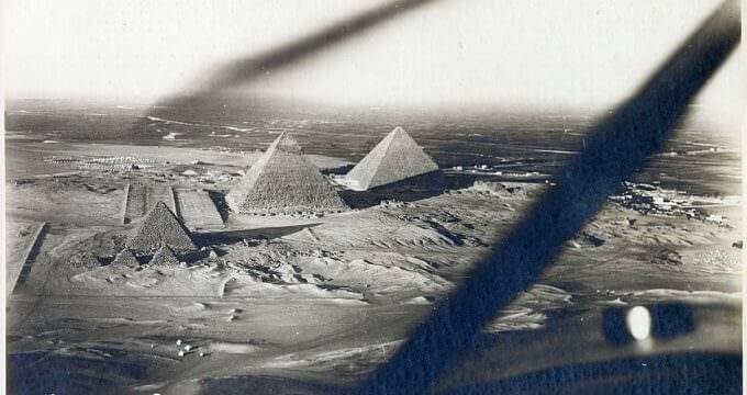 le piramidi di Giza in una fotografia aerea di Theodor Kofler