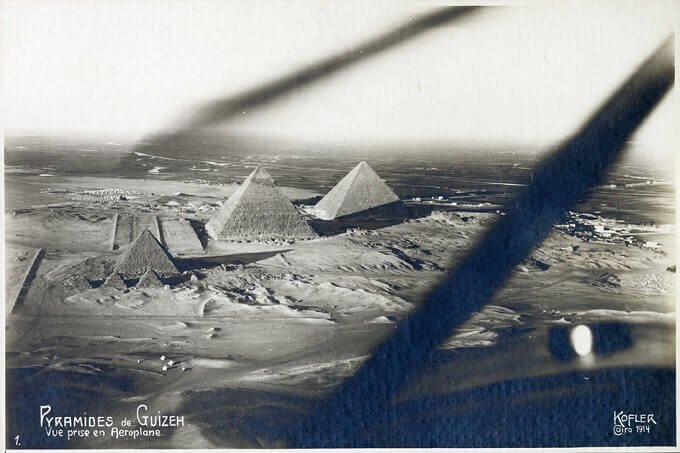 le piramidi di Giza in una fotografia aerea di Theodor Kofler