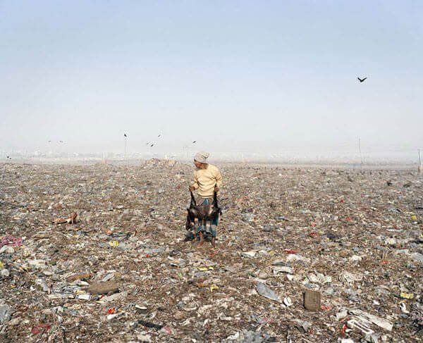 Jim Goldberg, Mezzogiorno di fuoco, discarica di Dhaka, Bangladesh, dalla serie “Open See”, 2007