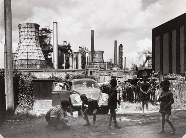 Rudolf Holtappel, Duisburg Bruckhausen, Ebertstrasse con stabilimento metallurgico August Thyssen, 1968