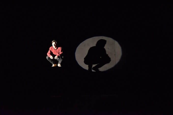 Valentino Mannias nello spettacolo "Esodo"