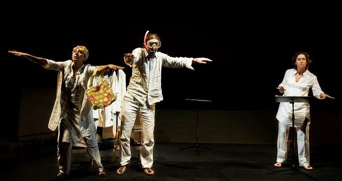 Arianna Scommegna, Mattia Fabris e Serena Sinigaglia in "Di a da in con su per tra fra – Shakespeare”