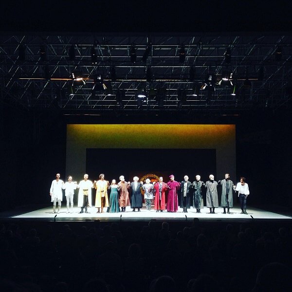 Gli attori salutano il pubblico alla fine del "Riccardo II" al Teatro Romano di Verona