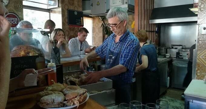 Preparazione di bifana, i tipici panini ripieni portoghesi