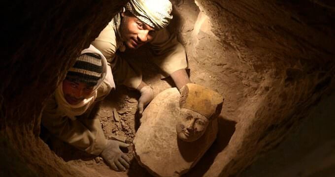 Il ritrovamento di una testa di sarcofago in un pozzo funerario durante gli scavi del progetto Djehuty in Egitto