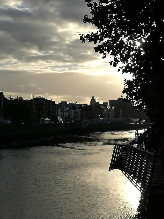 Il ponte pedonale Ha'penny Bridge di Dublino (sullo sfondo)