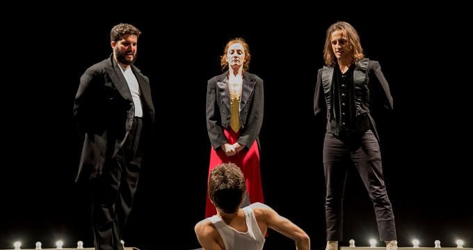 Un momento dello spettacolo "Opera panica - Cabaret tragico" di Alejandro Jodorowsky per la regia di Fabio Cherstich