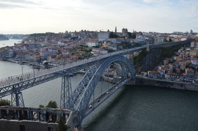 Il ponte e la città di Porto dalla Serra do Pilar