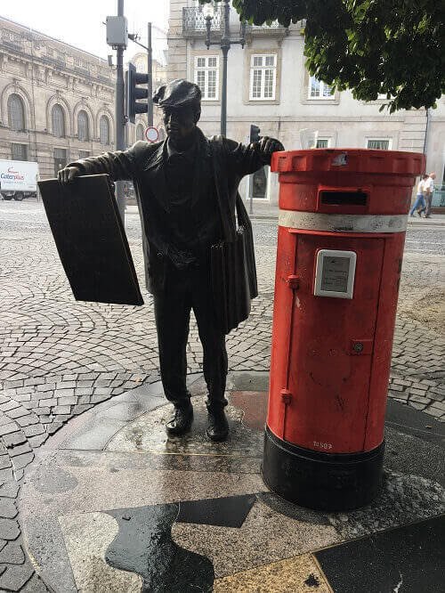 La statua dell'ardina (strillone) a Porto