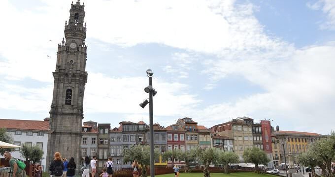 La Chiesa del Carmine dalla Piazza del Rettorato a Porto in Portogallo