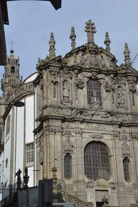 La facciata barocca della chiesa dei Clérigos a Porto in Portogallo