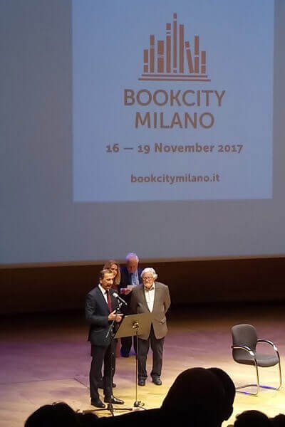 Il sindaco di Milano Giuseppe Sala consegna il Sigillo della città a Marc Augé in occasione di BookCity
