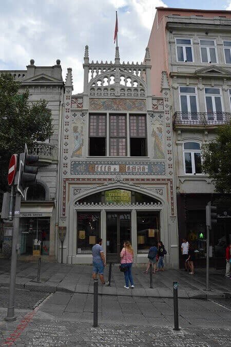 La libreria Lello & Irmão a Porto di prima mattina 