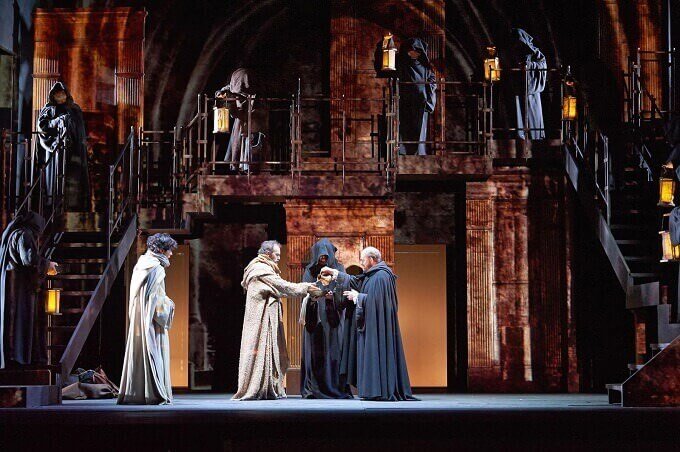 La versione teatrale de "Il nome della rosa" nell'adattamento di Stefano Massini