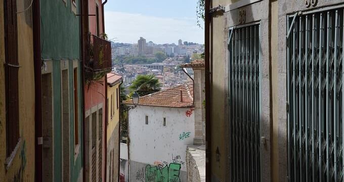 La brusca discesa di Travessa do Ferraz a Porto, in Portogallo