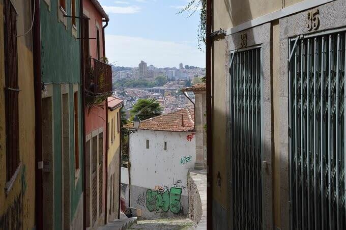 La brusca discesa di Travessa do Ferraz a Porto, in Portogallo