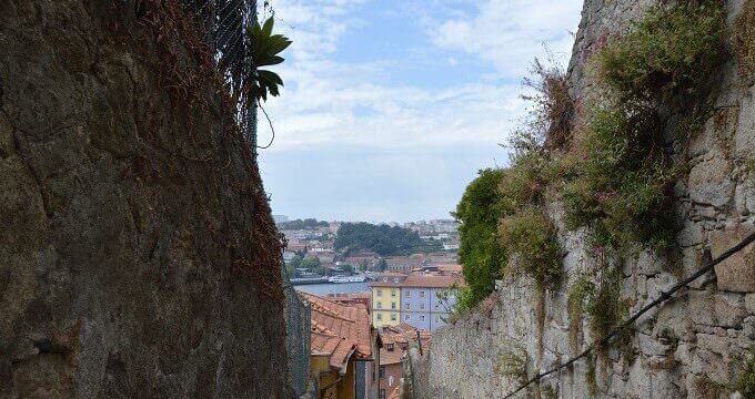 un viottolo di Porto, città del Portogallo