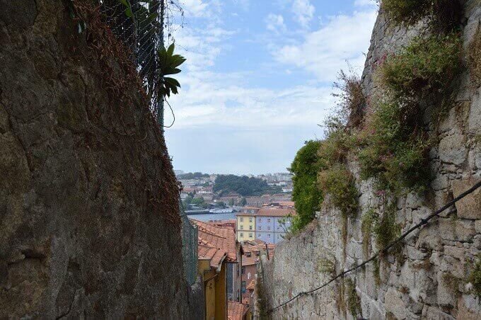 un viottolo di Porto, città del Portogallo