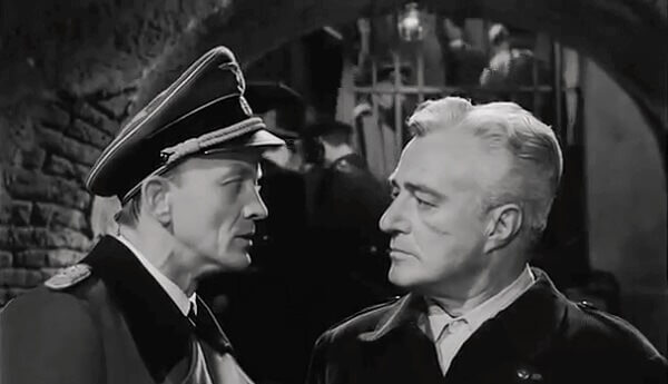Hannes Messemer e Vittorio De Sica in una scena del film "Il generale Della Rovere" di Rossellini