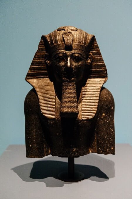 Parte superiore di una statua di Thutmosi III in granodiorite (XVIII dinastia)