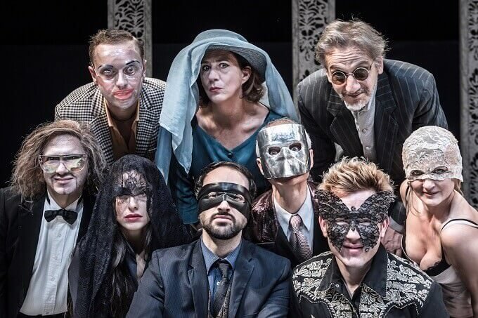 La compagnia dello Stabile del Friuli Venezia Giulia nello spettacolo "Das Kaffeehaus - La bottega del caffè" di Fassbinder