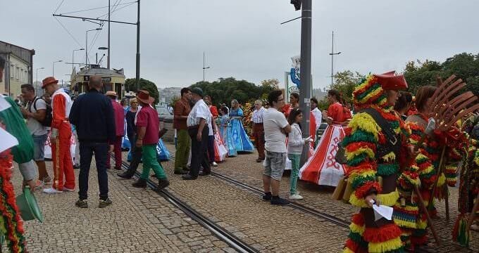 Persone in costumi di carnevale per la festa di San Bartolomeo a Porto