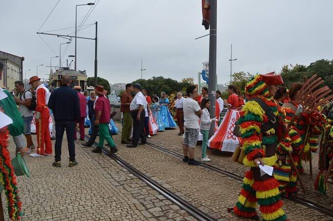Persone in costumi di carnevale per la festa di San Bartolomeo a Porto