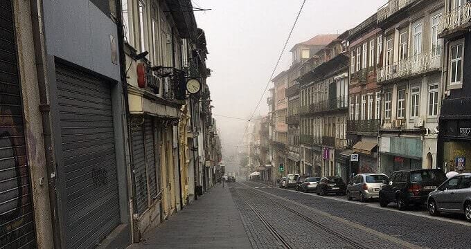Il fondo di Rua 31 Dezembro a Porto nascosto dalla foschia