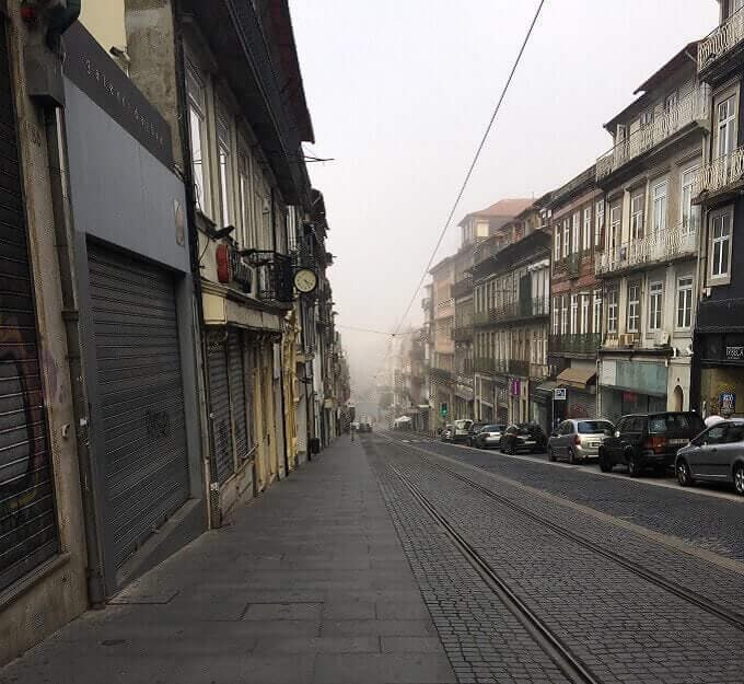 Il fondo di Rua 31 Dezembro a Porto nascosto dalla foschia
