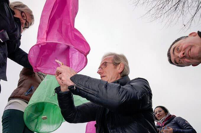 Fiorenzo Mandelli accende le lanterne al Santuario della Madonna della Rocchetta