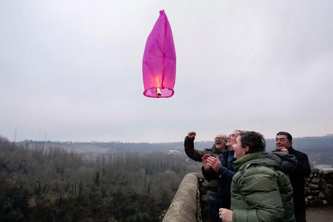 Il lancio delle lanterne dei desideri al Santuario della Madonna della Rocchetta a Porto d'Adda