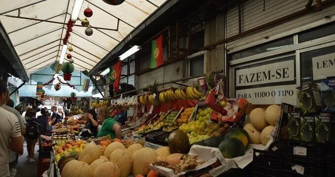 Un banchetto di frutta al Mercato di Bolhão a Porto