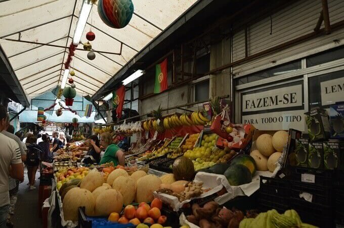 Un banchetto di frutta al Mercato di Bolhão a Porto